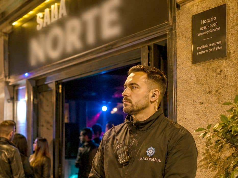 Controlador de accesos en la puerta de un local de ocio
